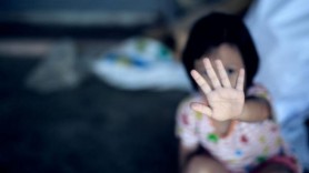Un bărbat și-a abuzat sexual fiica vitregă de nici 16 ani
